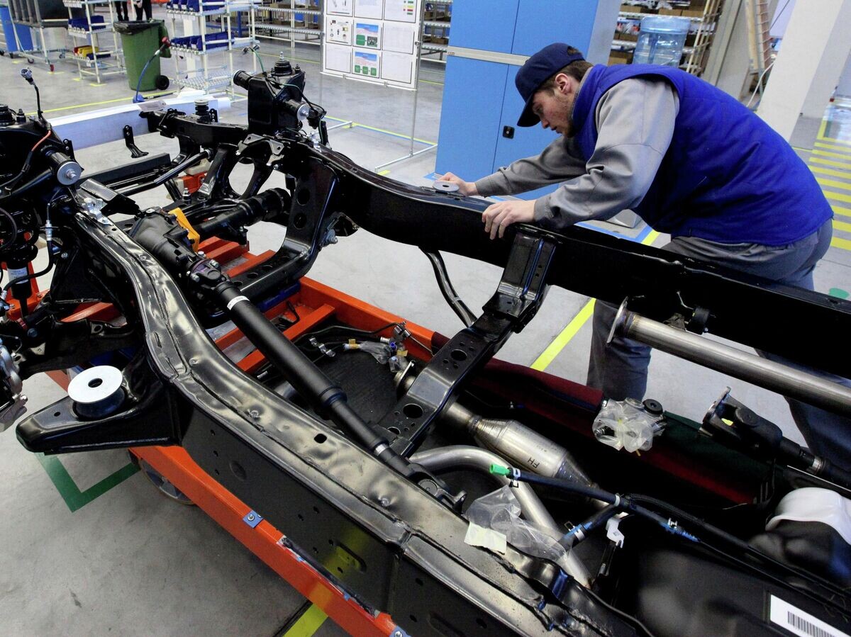    Сборка автомобиля Toyota Land Cruiser Prado на заводе | © РИА Новости / Виталий Аньков