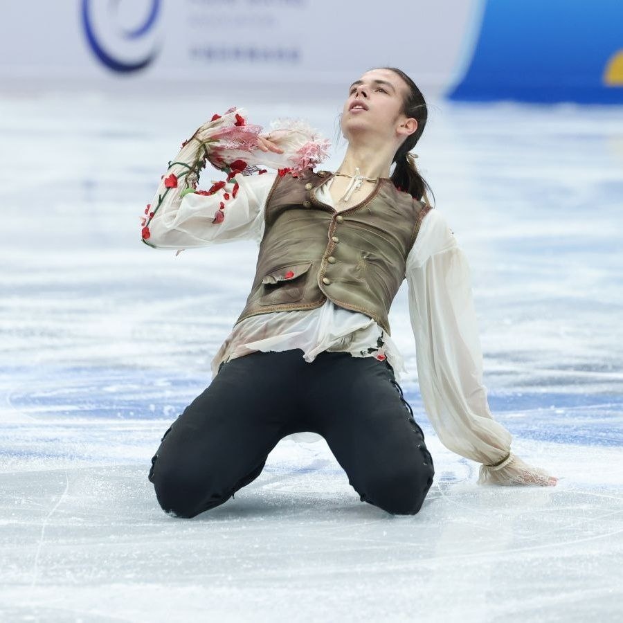 Финал короткой программы. Я, если честно, думала, что костюм будут переделывать или менять: всё-таки он заточен именно под "Парфюмера". Не стали. Ну и ладно. Костюм красивый, Петя тоже.