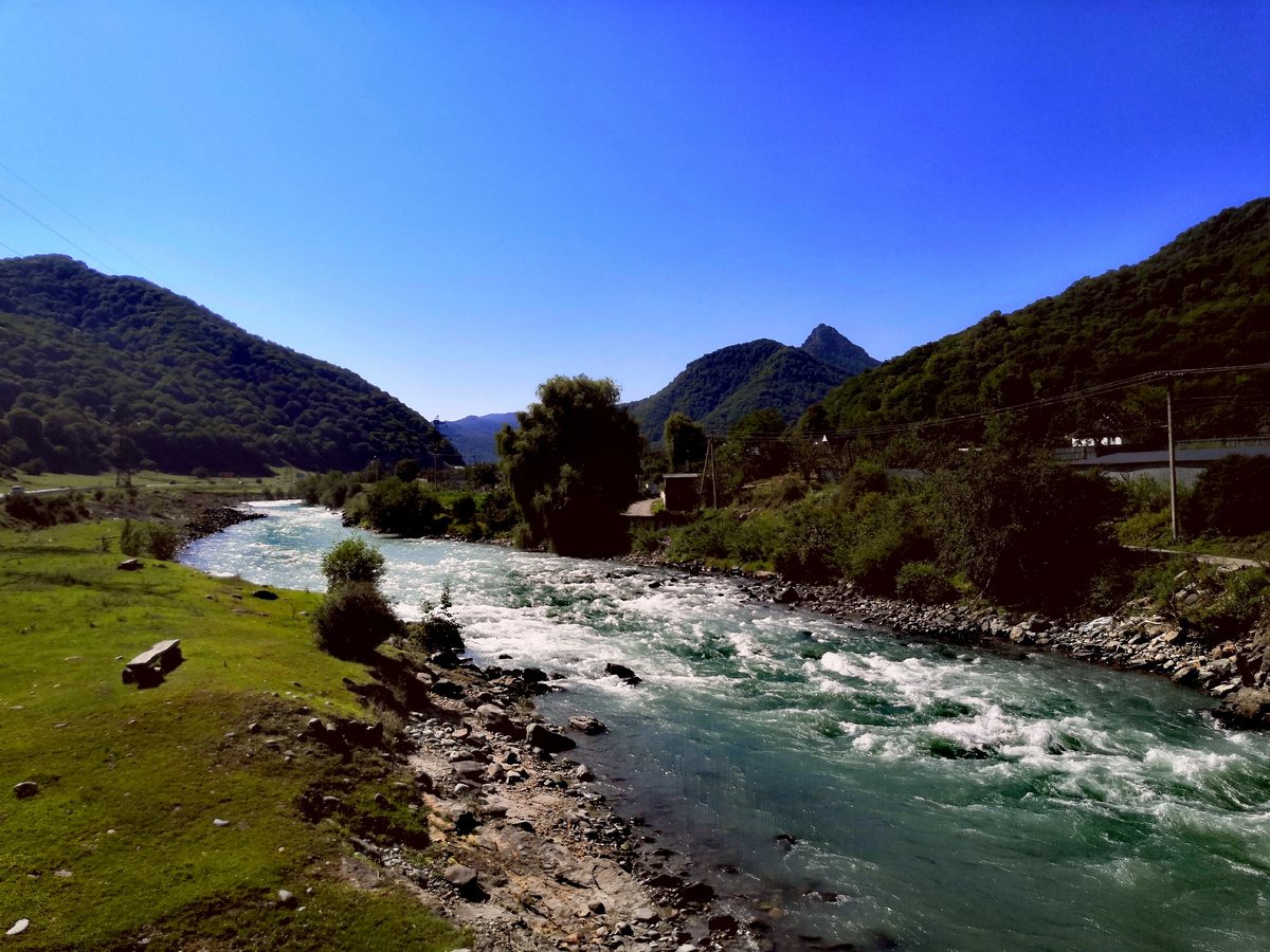 Река Теберда на въезде в аул Джингирик по пути в Домбай. Фото автора