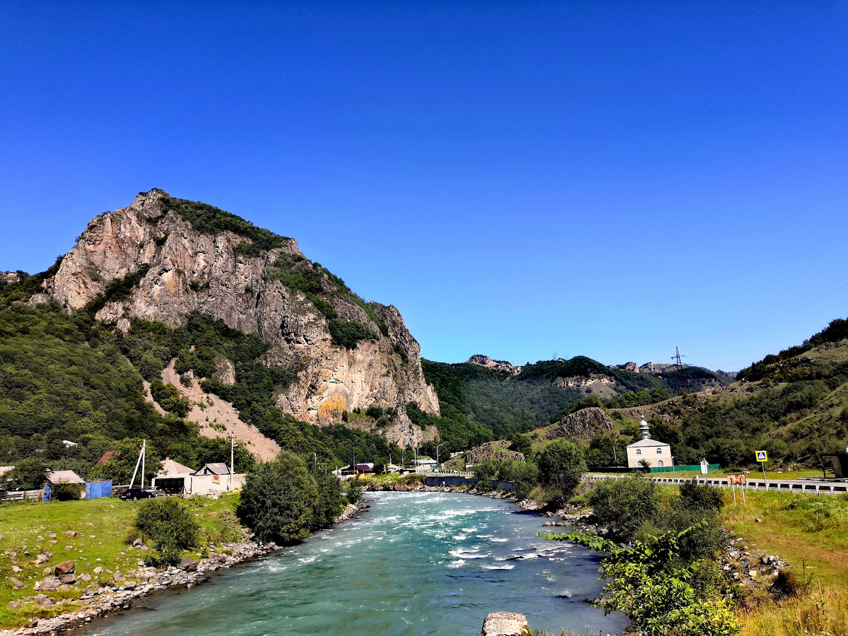 Река Теберда на въезде в аул Джингирик по пути в Домбай. Фото автора