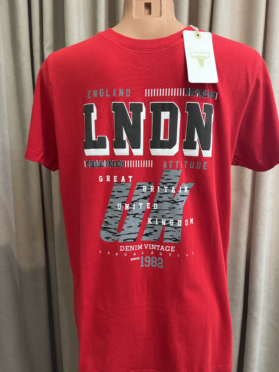 Размер M, подойдет на размер 46-48 российский. Цвет красный. Цена 700 рублей.
🔴Состав: 100% хлопок. 
🔴Замеры: длина по спинке — 71 см, длина рукава от плеча — 20 см, полуобхват груди под рукавами — 50 см, плечи — 40 см.