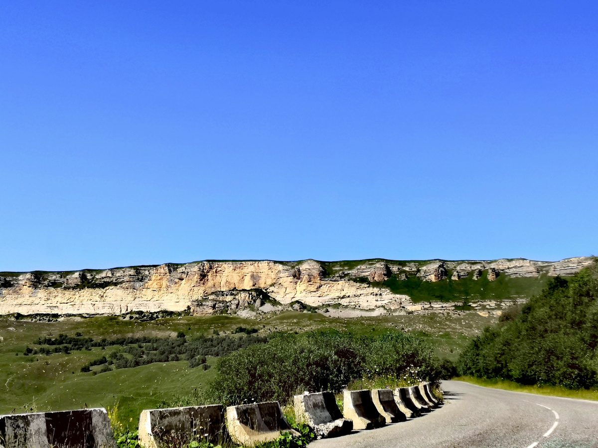 Перевал Гумбаши, вид на скальный хребет из песчаника. Фото автора
