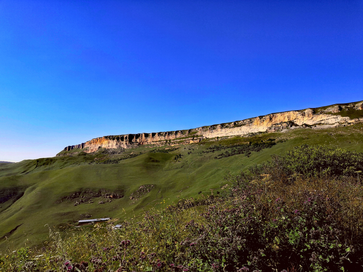 Перевал Гумбаши, вид на скальный хребет из песчаника. Фото автора