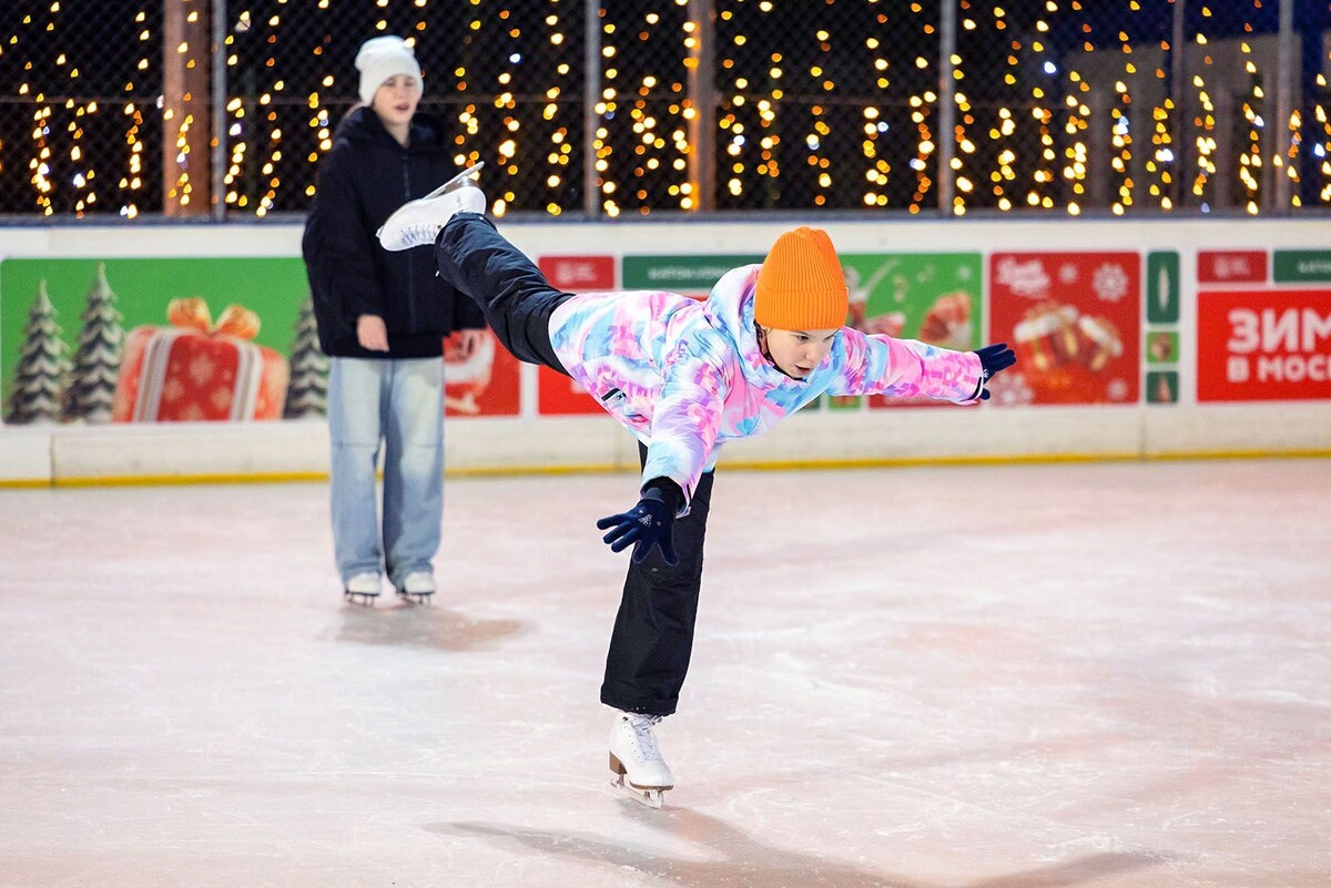   Бесплатные уроки катания на коньках проведут в парке «Сокольники»