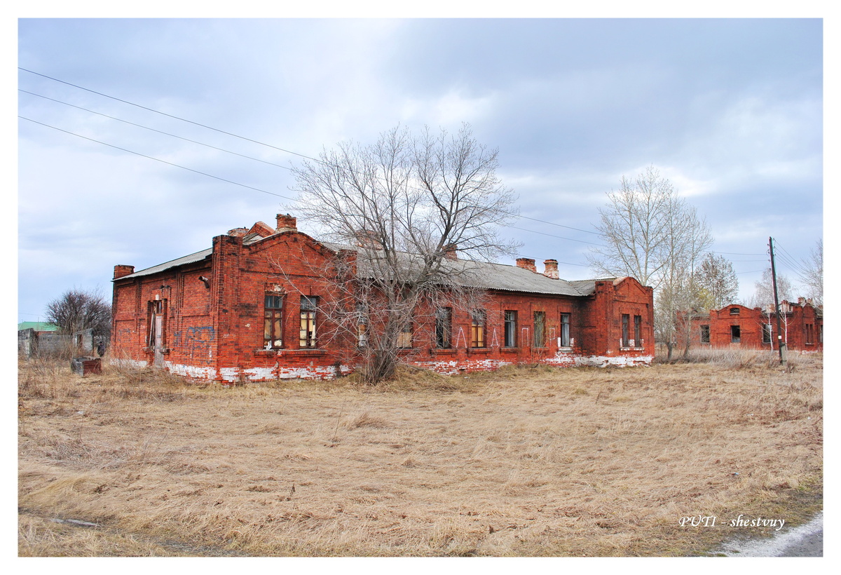 Брошенный дом железнодорожников на улице Вокзальной