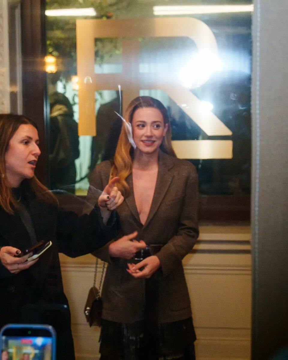 Лили Рейнхарт📷
