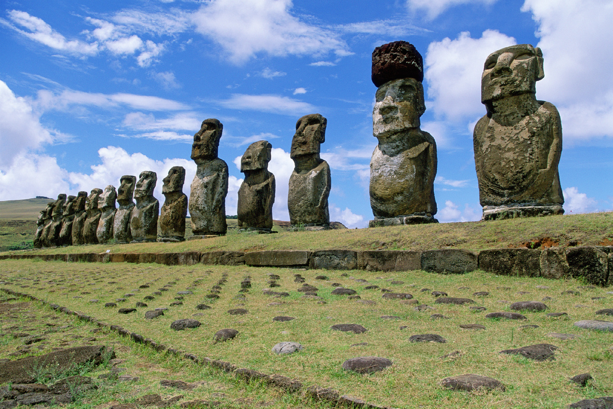 Вид на статуи моаи на фоне голубого неба, остров Пасхи. Источник: Shutterstock