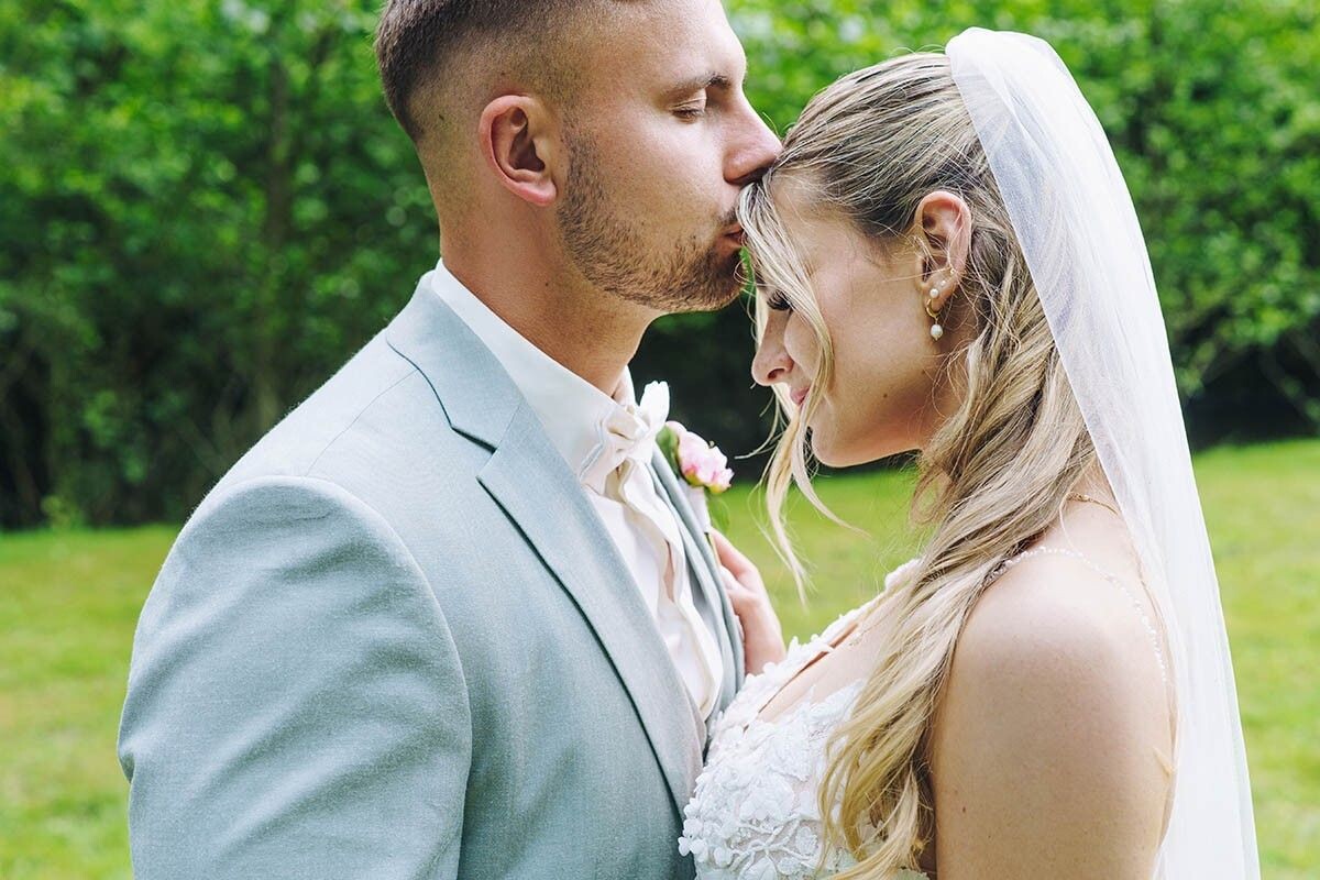 Регистрация брака меняет статус мужчины и женщины, дает им новые права и обязанности. Источник: Igor Link / Shutterstock / FOTODOM📷
