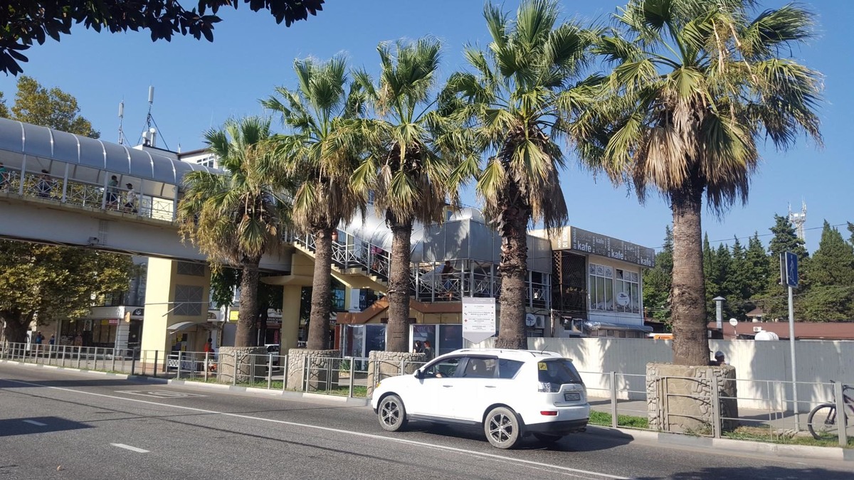 Лазаревское. Привокзальная площадь. Сентябрь 2017 года.