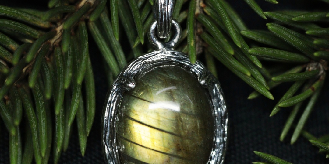 Серебряный кулон "Кора мудрого древа" с золотисто-зеленым лабрадором