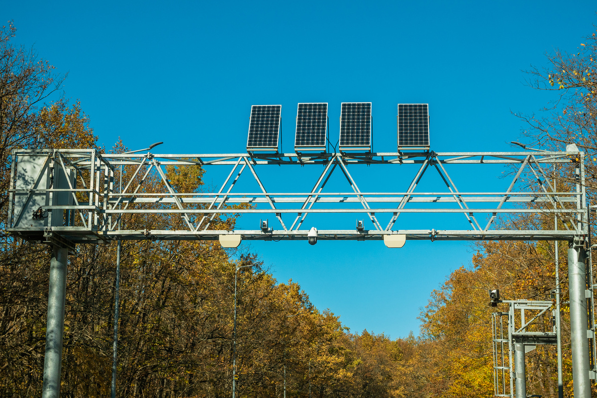 Солнечные панели, питающие дорожную инфраструктуру