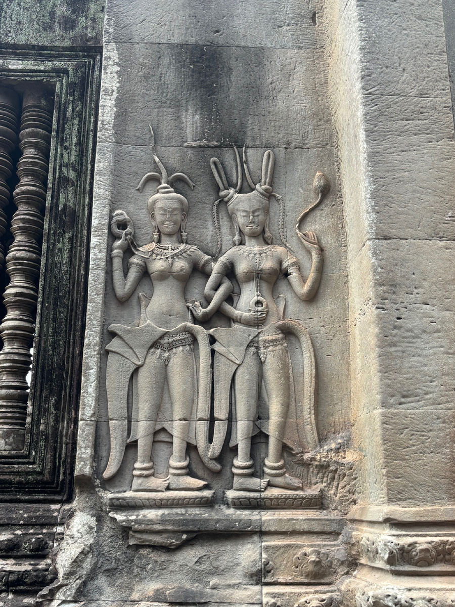 Уникальная причёска и корона — ни одна фигура не повторяется полностью.