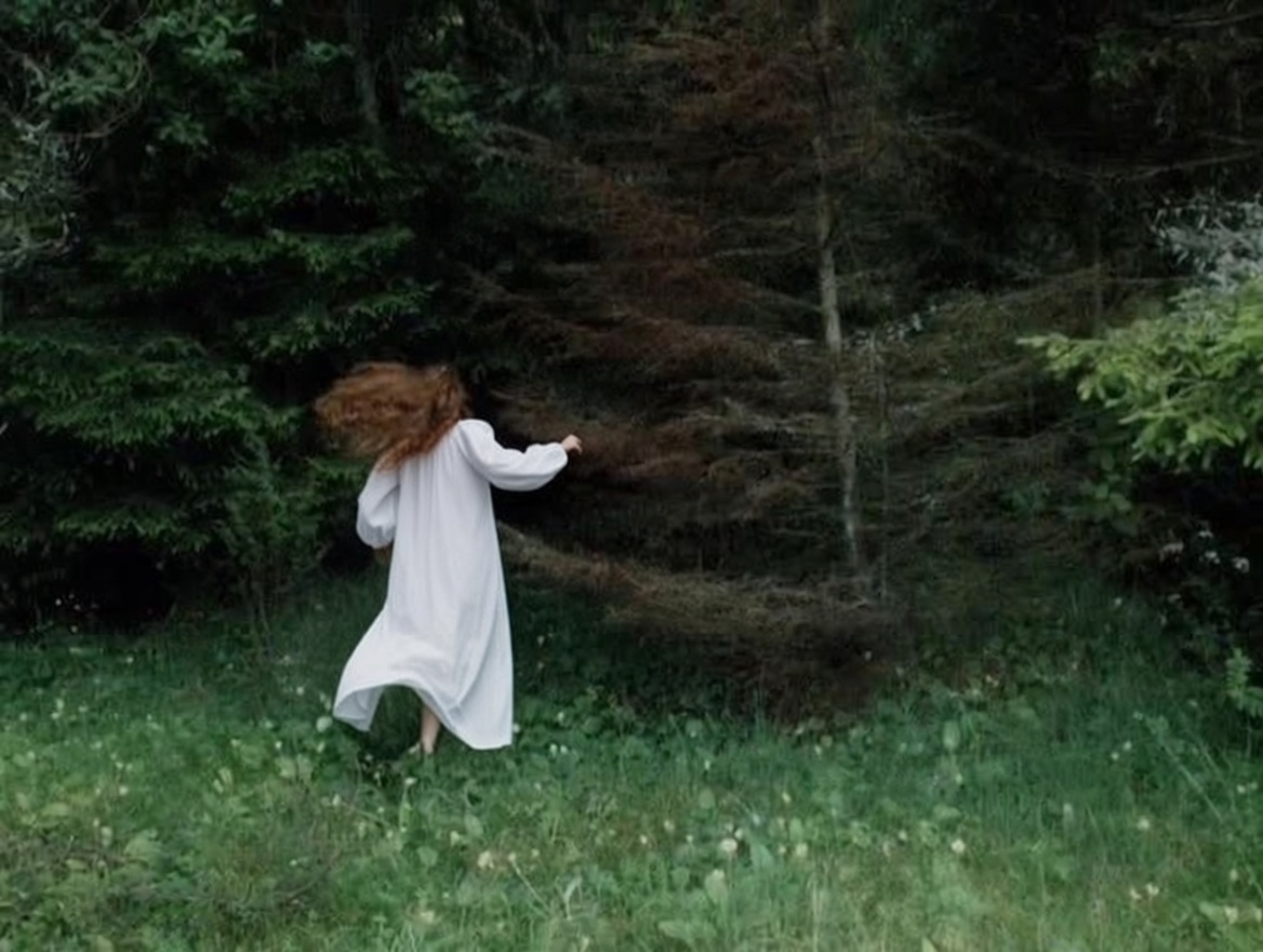 В Русальную неделю русалку можно было встретить и в лесу. Они особенно любили березы и качались на их ветвях. 