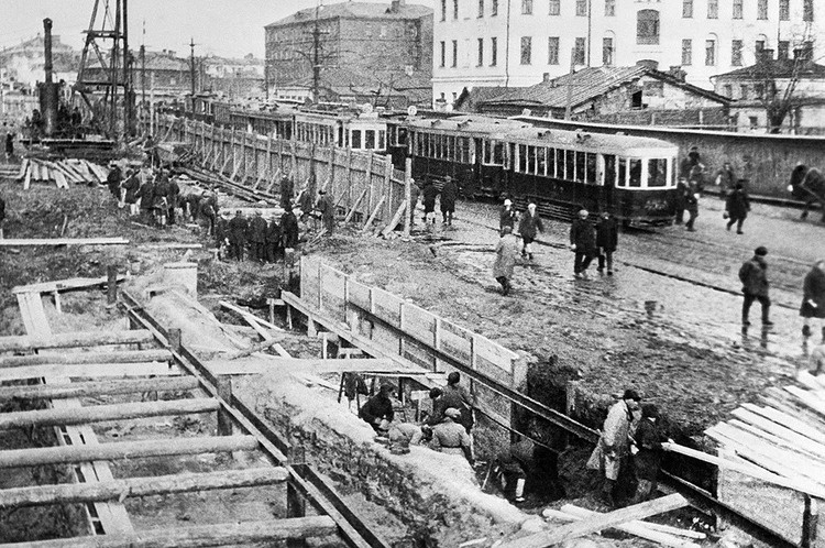 После возникновения январской пробки 1931 года было принято решение о срочном строительстве метро.
