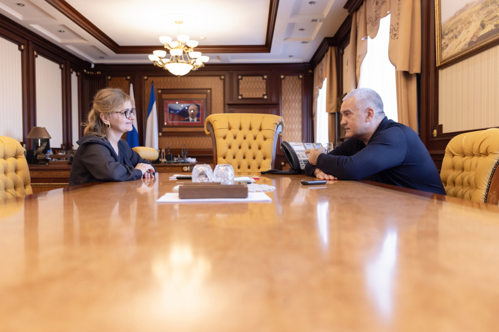 Глава РК Сергей Аксенов и шеф-редактор "Крымского журнала" Елена Витвицкая