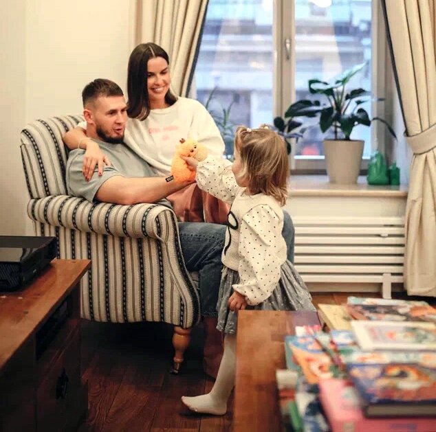    «У нас нет особых методов воспитания, мы просто живём обычной жизнью. И дочка тоже». Фото: Из личного архива