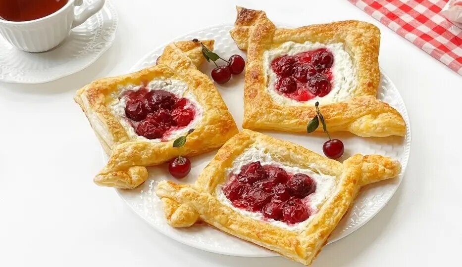 Слойки с творогом и вишней