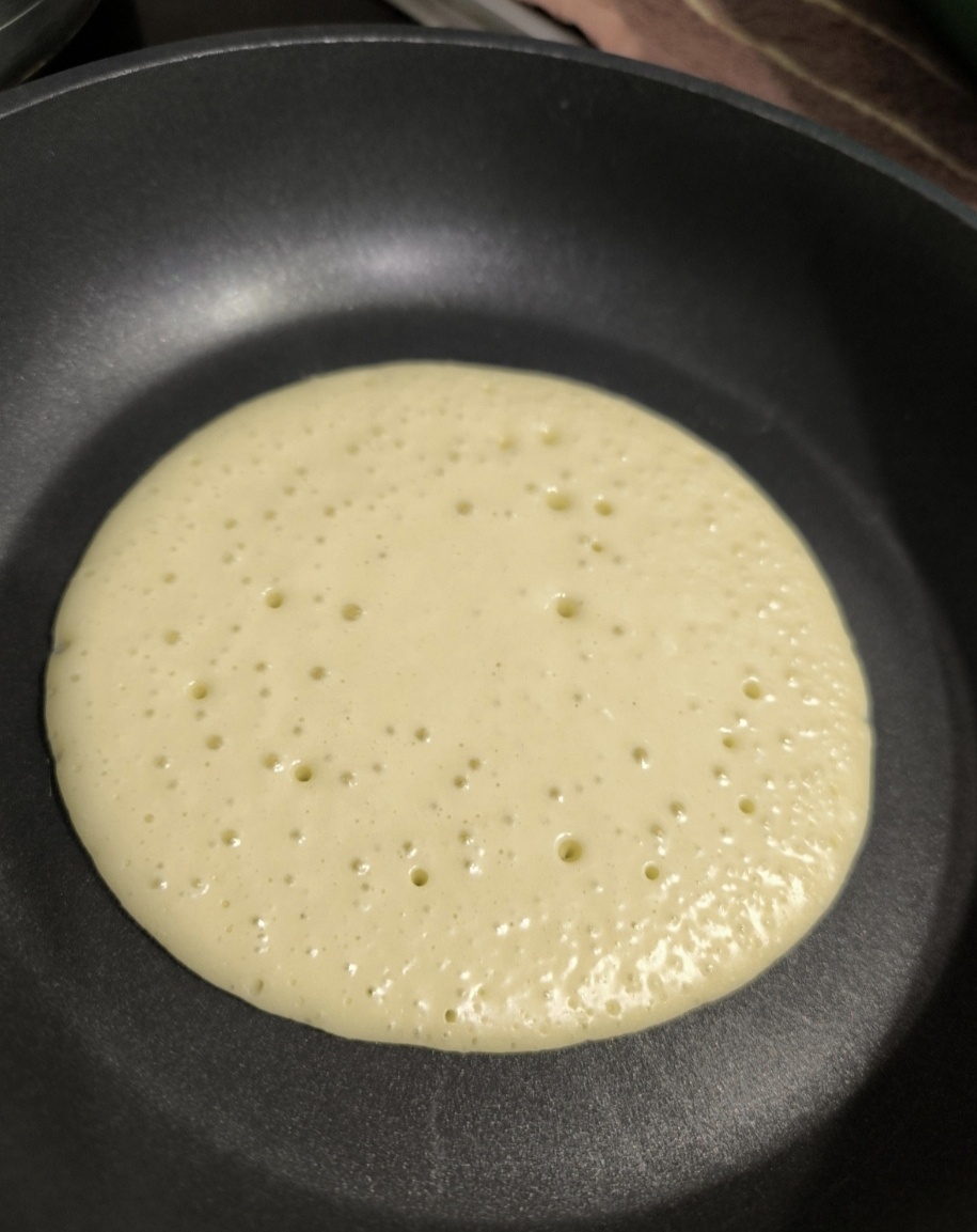 Мои получаются совсем не тоненькие и не очень ажурные, но вкусные...Фотографии в статье авторские. 