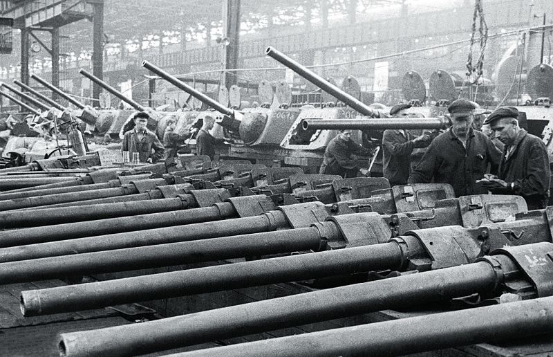 Производство танков Т-34-76. На переднем плане — 76,2 мм пушки Ф-34 образца 1940 года.

Цех Челябинского Кировского завода, 1943 год.