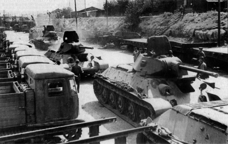 Партия танков Т-34 (а также тягачей СТЗ-5), подготовленных для отправки на фронт, на заводском дворе Сталинградского тракторного завода, лето 1942 года.