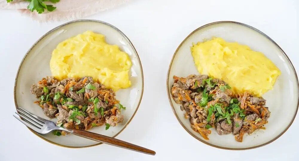 Жареная куриная печень с луком и морковью