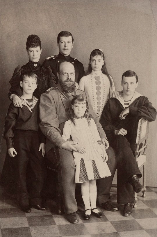 Семья императора Александра III (1892). Справа налево: Георгий, Ксения, Ольга, Александр III, Николай, Мария Фёдоровна, Михаил.