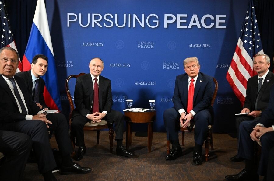    Президент России Владимир Путин и президент США Дональд Трамп во время переговоров в узком составе на Аляске / Источник: © Сергей Бобылев/РИА Новости