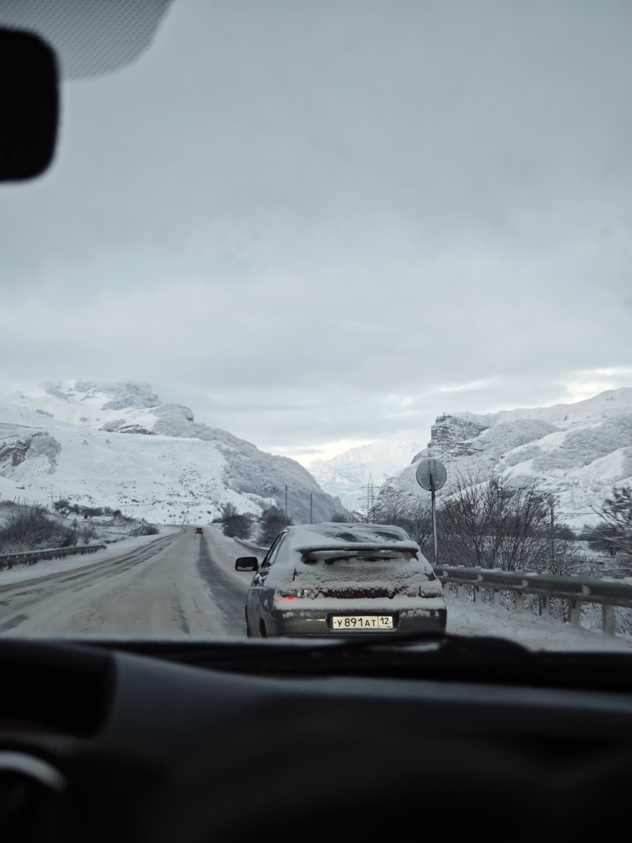 Светает, пасмурно, но я знаю, что погода в горах меняется. 