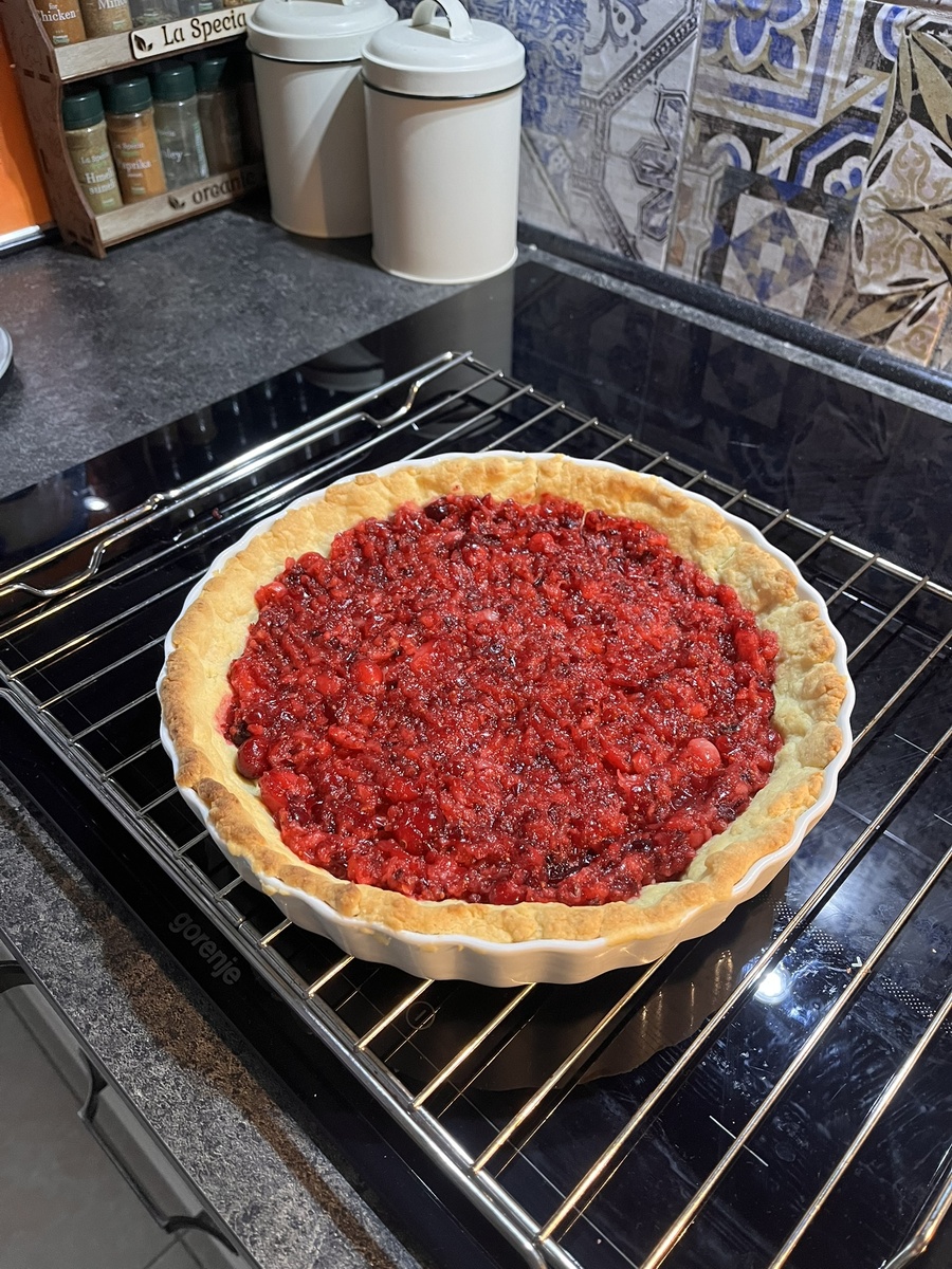 Бортики из теста позволят начинке не разлиться.