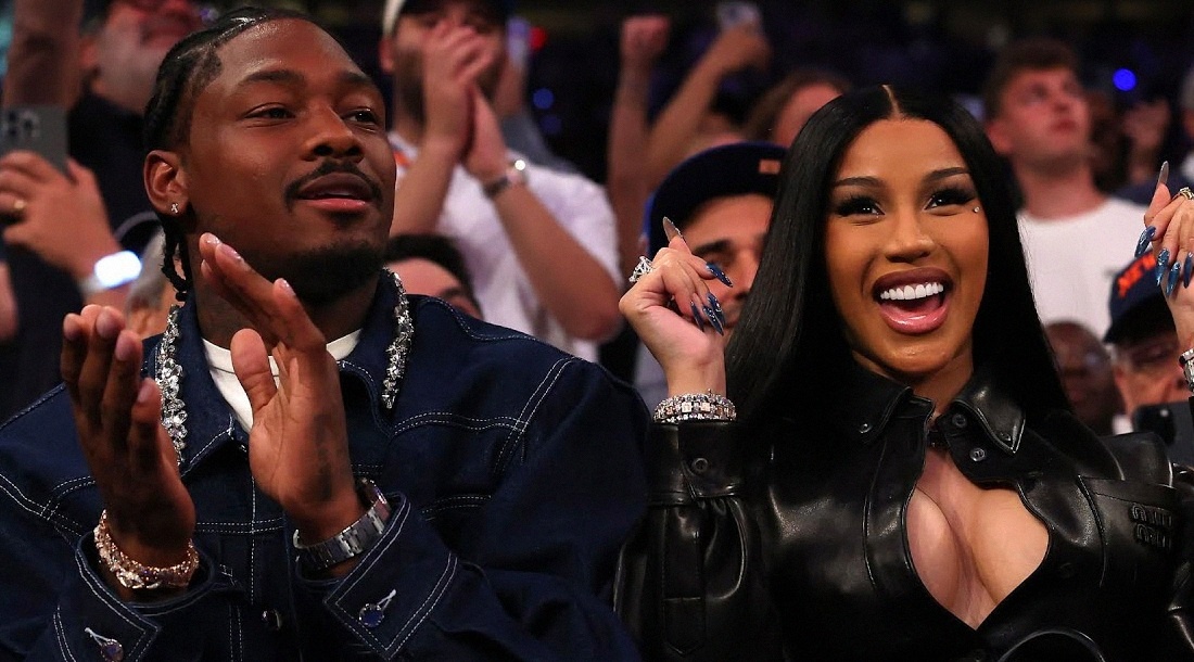     Стефон Диггс и Карди Би / Скриншот из видео «Cardi B and Stefon Diggs Cuddle Up During Courtside Date Night»