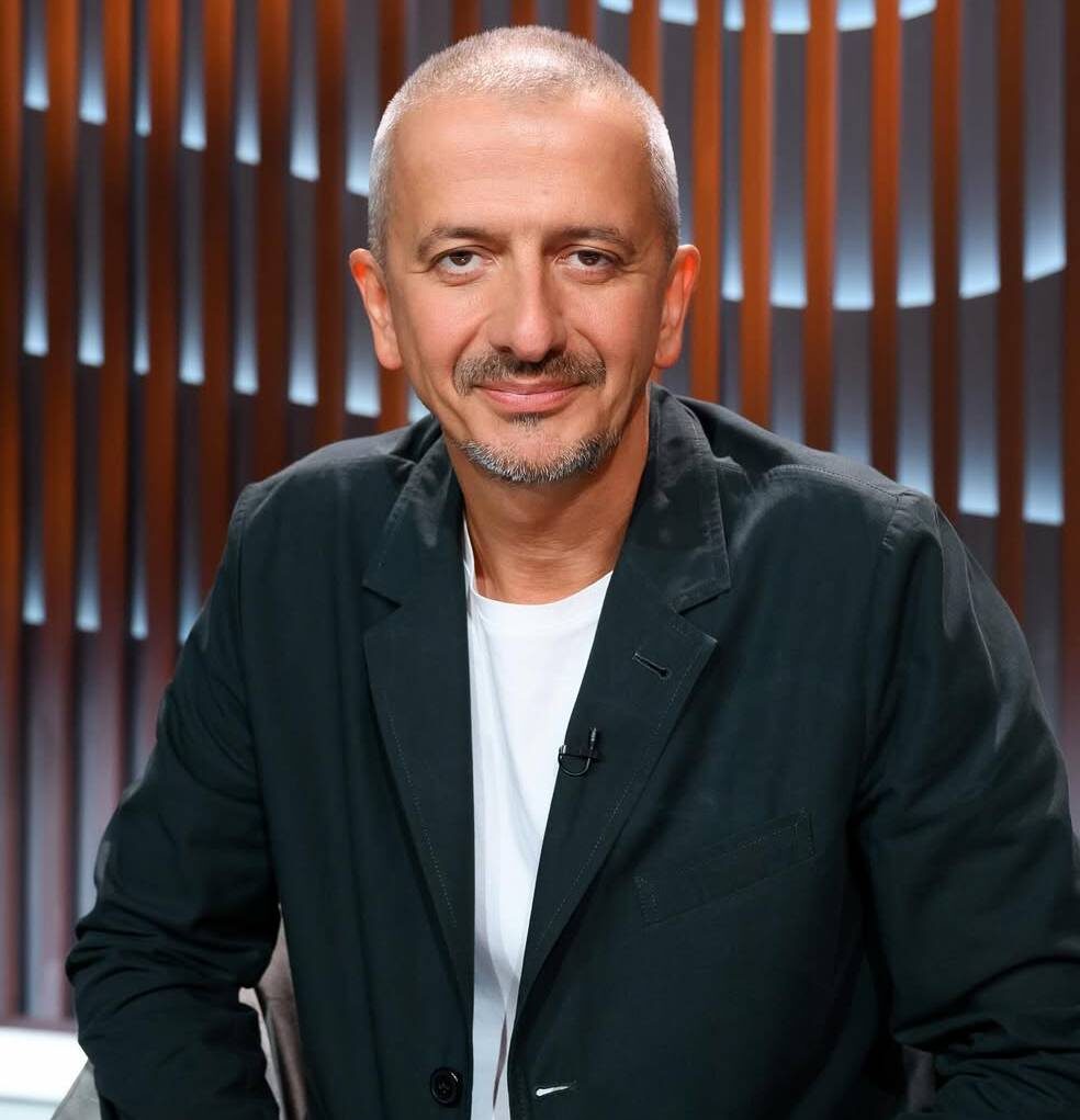    Константин Богомолов попросил освободить его от обязанностей и. о. ректора Школы-студии МХАТСоцсети Константина Богомолова