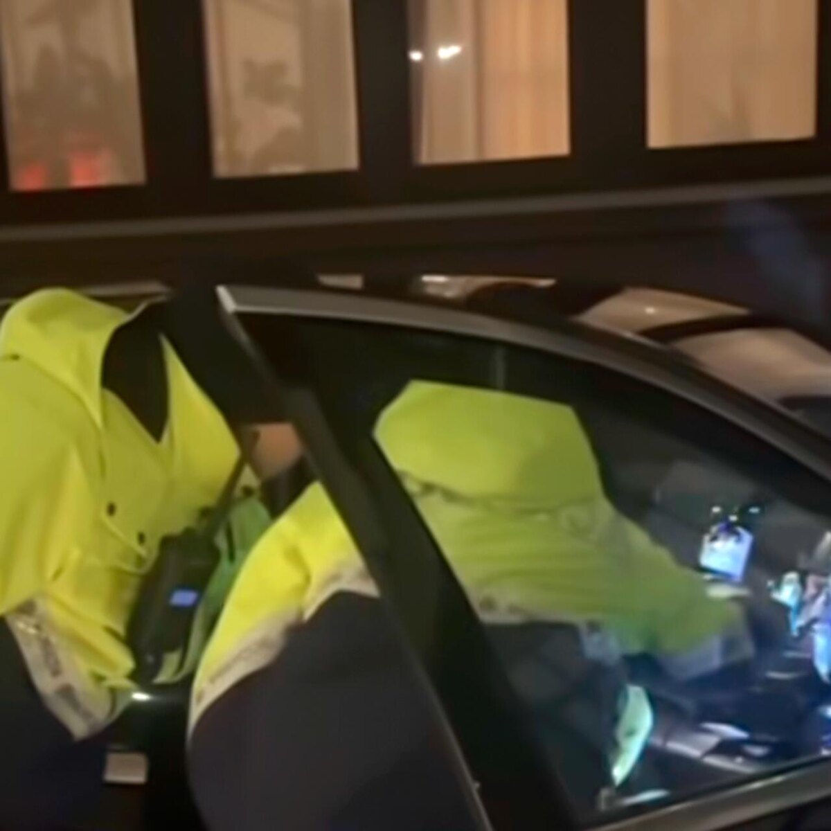 Сотрудники полиции фотографируют прослушивающее устройство, найденное в машине Алексея Росликова © соцсети 