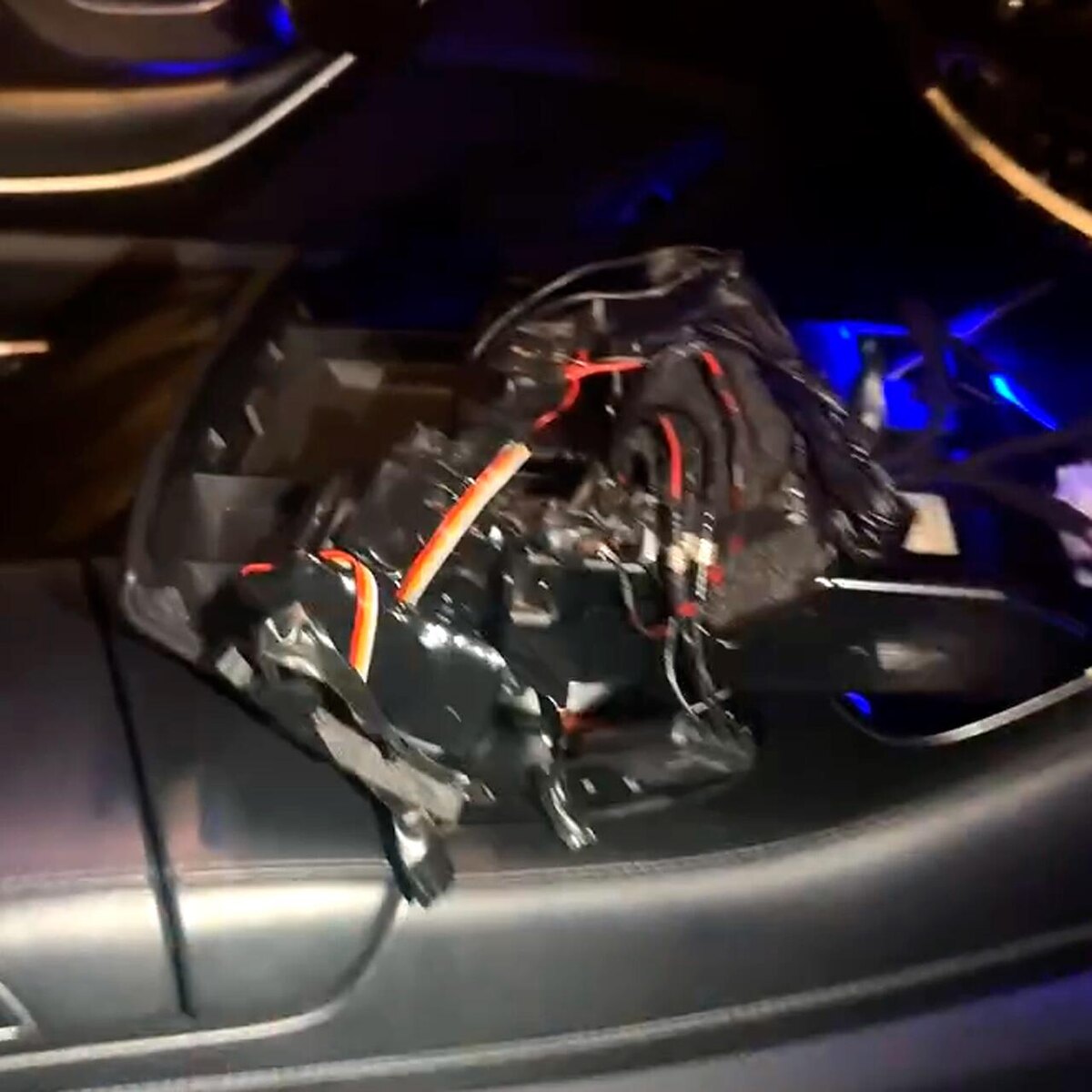 Прослушивающее устройство, обнаруженное в машине Алексея Росликова © соцсети