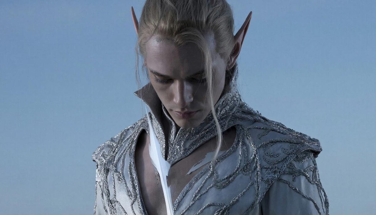 Не привязан к одному телу — присутствует везде, где чёрные нити сходятся в узел.