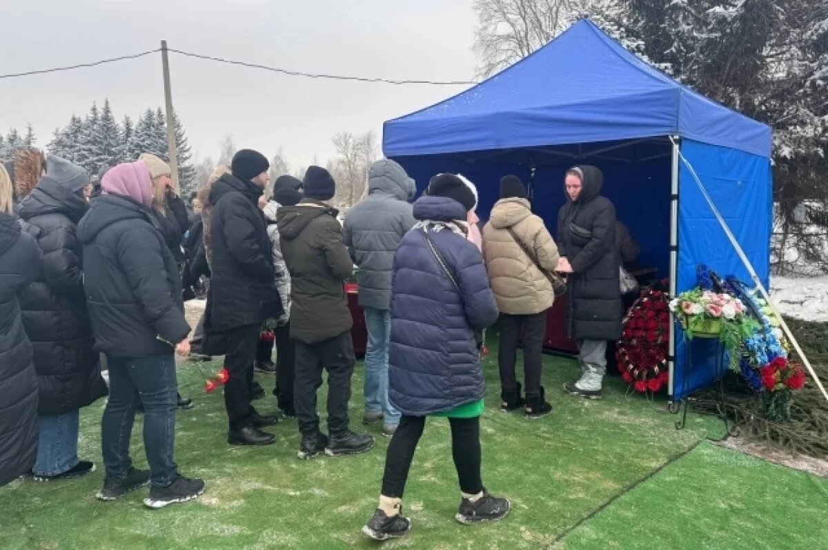    В Петербурге на Южном кладбище прощаются с убитым 9-летним Пашей