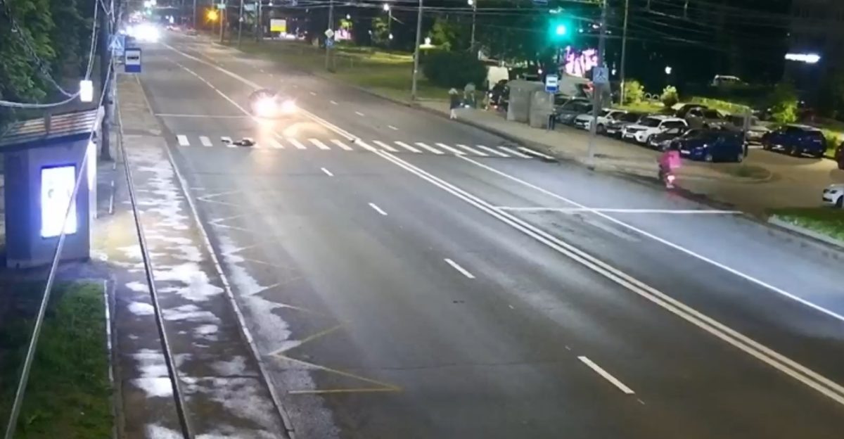    Пьяный водитель насмерть сбил 61-летнего мужчину, который переходил дорогу вне пешеходного перехода