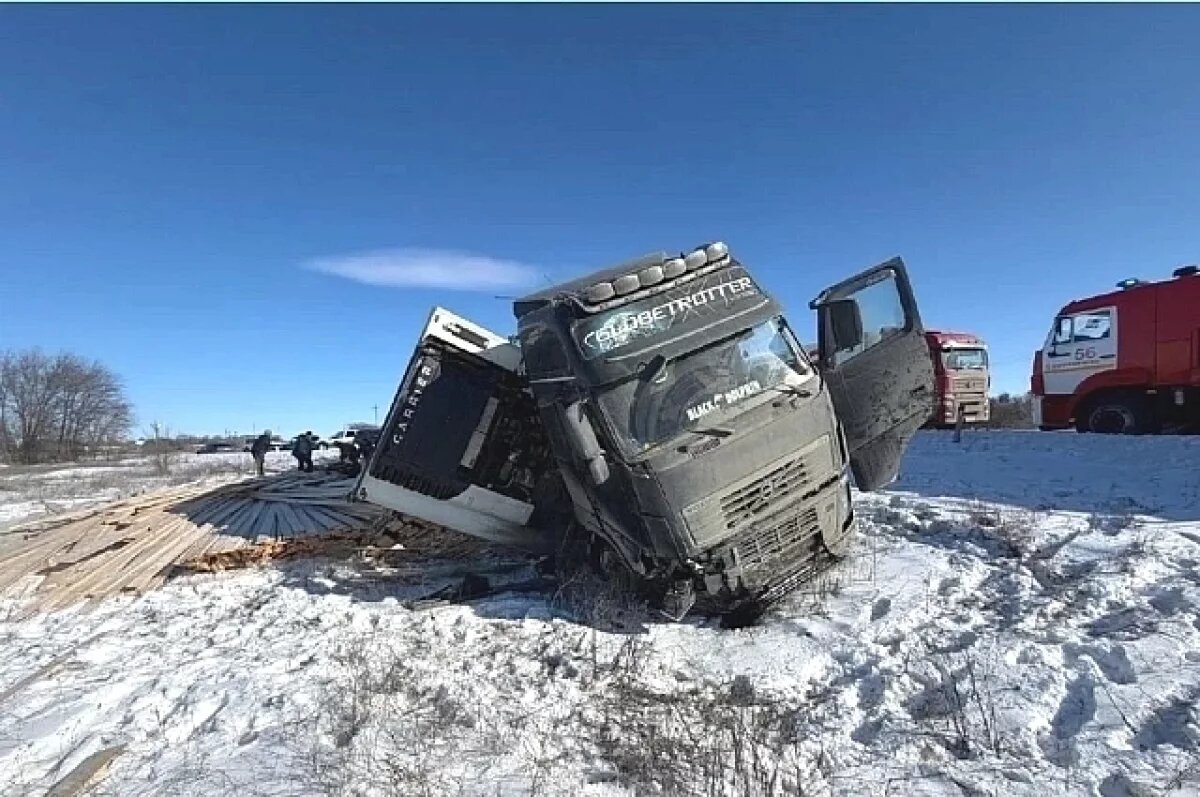    МАЗ подрезал грузовую иномарку под Волгоградом, погиб пассажир