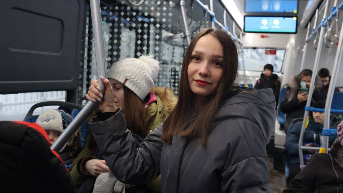    Москвичка Анастасия Кибанова в автобусе в Новой Москве / Фото: Виктор Хабаров / Вечерняя Москва