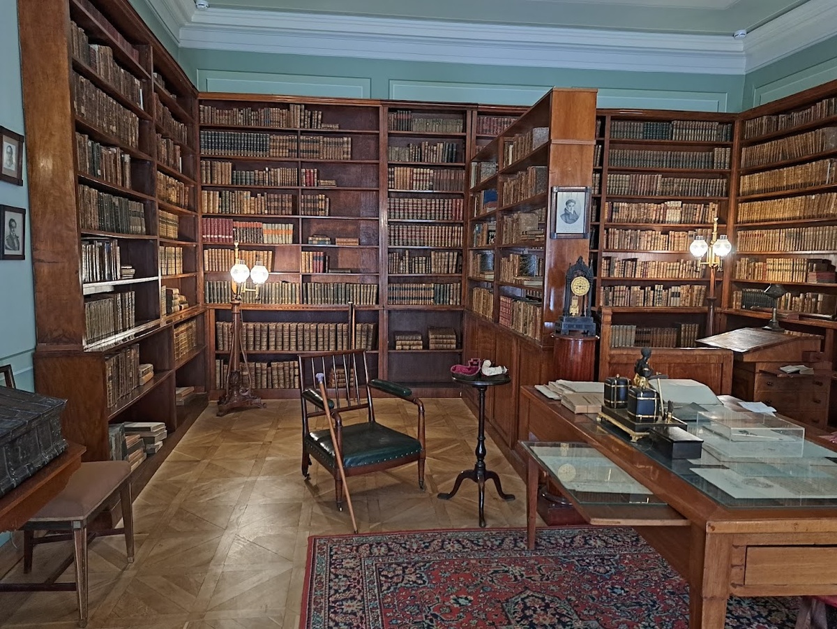 Комната в квартире Пушкиных на Мойке в Санкт-Петербурге, где скончался поэт. В правой части виден подлокотник того самого дивана. Фото автора