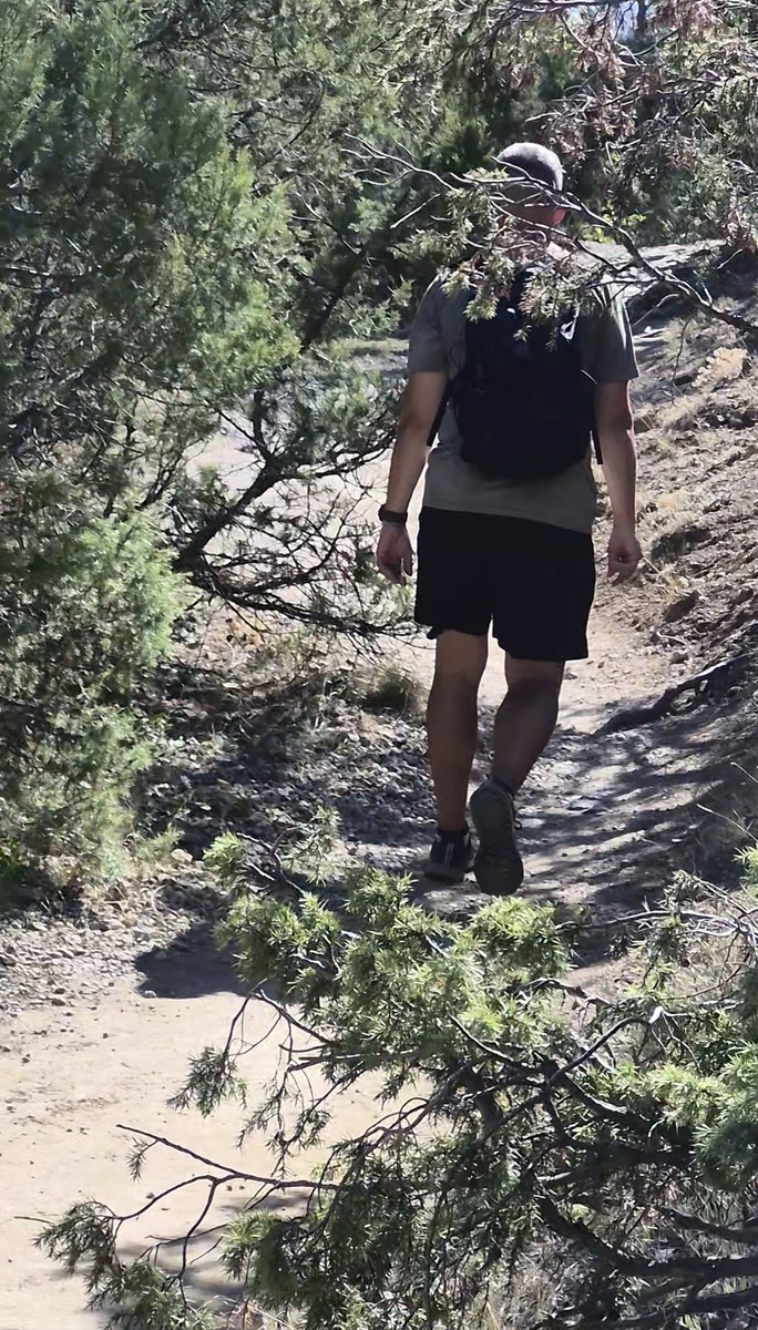 Фото со спины мужчины напавшего на тропе. Снято в другой день.