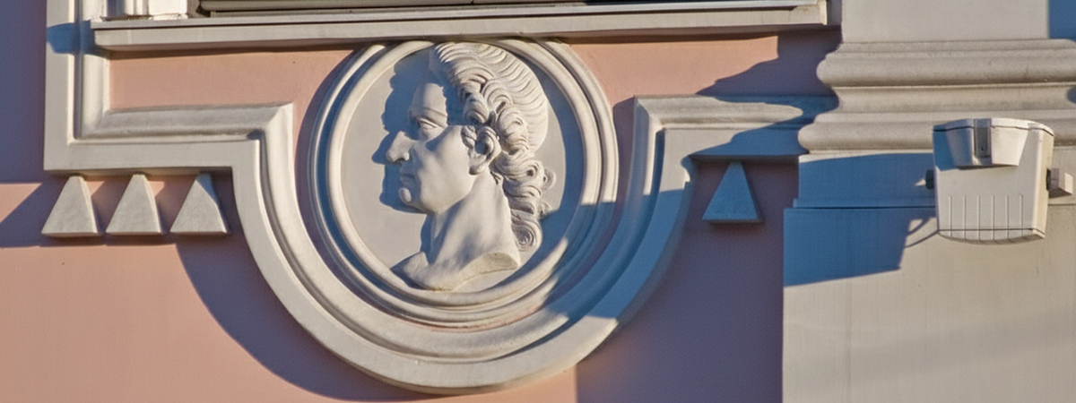 Барельеф на Строгановском дворце