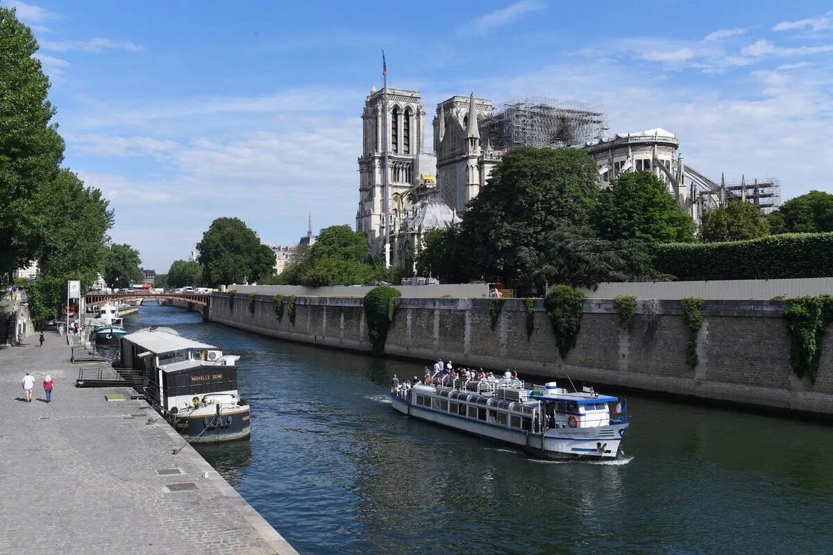     Сена вблизи Собора Парижской Богоматери (Notre Dame de Paris) в Париже. © РИА Новости. Сергей Мамонтов