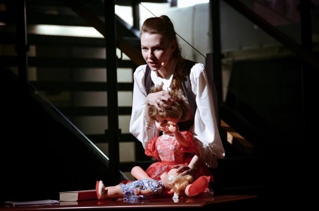    Екатерина Мартынова в спектакле «Цветаева. С просьбой о любви». Фото: Омский камерный драматический театр им. Решетникова