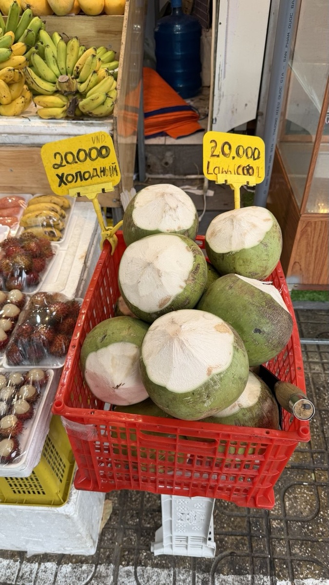 после покупки кокос вскрывают, дают трубочку и можно наслаждаться вкусом 