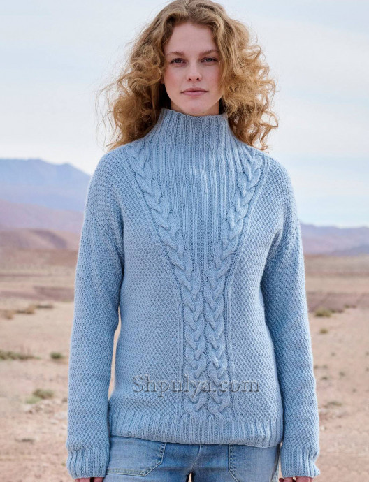 Серо-голубой пуловер с декоративными «косами»