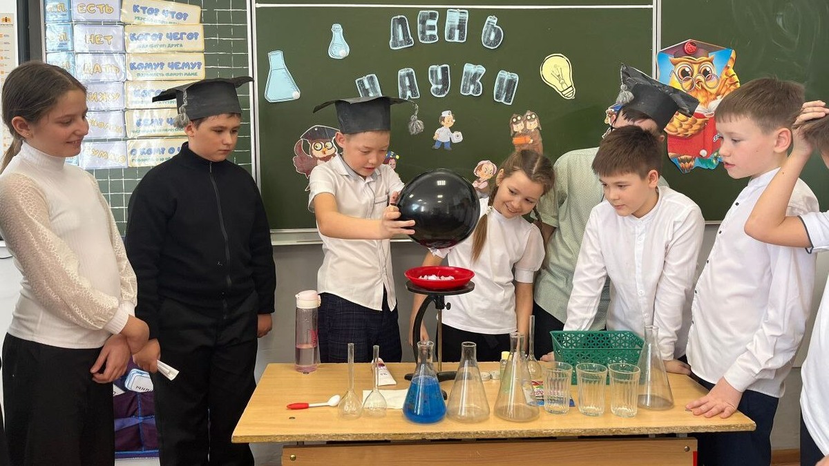     Гайские ребята проводят научные эксперименты. Фото: отдел образования администрации Гайского округа.
