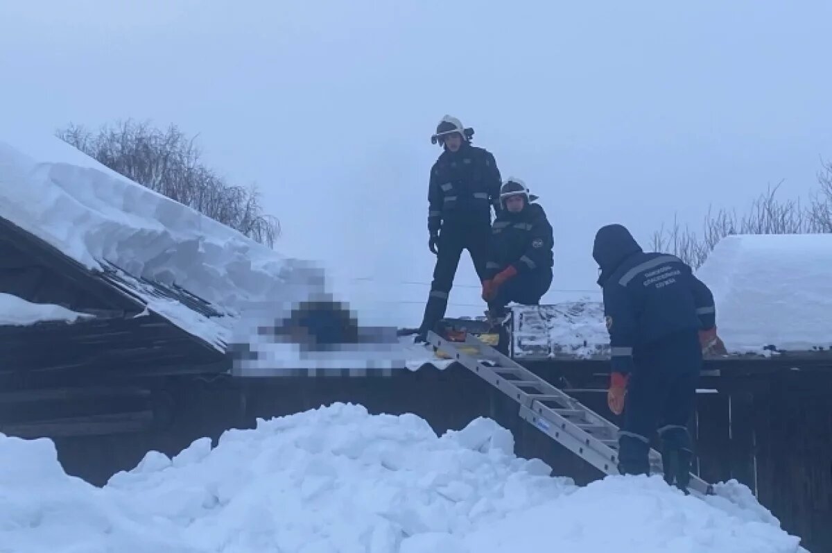    Спасатели в Пермском крае сняли с крыши тело мёртвого мужчины
