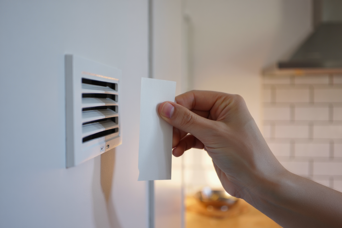 Проверка вентиляции квартиры.