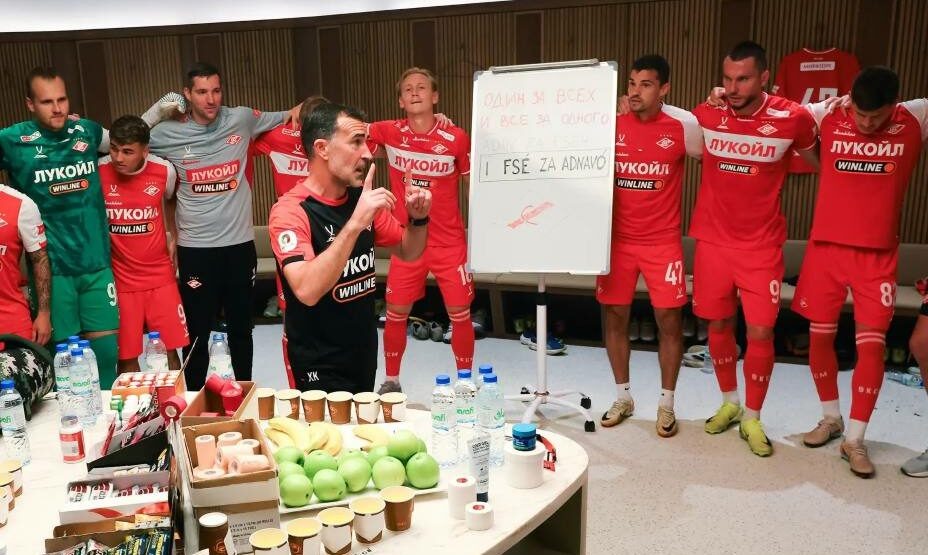    Хуан Карлос Карседо мотивирует футболистов «Спартака» на подвиги за накрытым столом. Фото: ФК «Спартак»