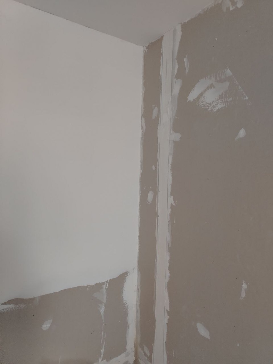 Фрагмент, где видна чистота шпатлевки: Блик (1 слой) + Ветонит ЛР+ (финиш)